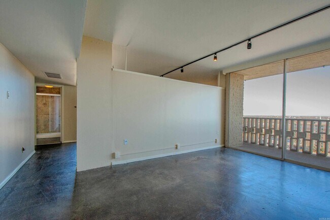 Building Photo - 700 E 9th St