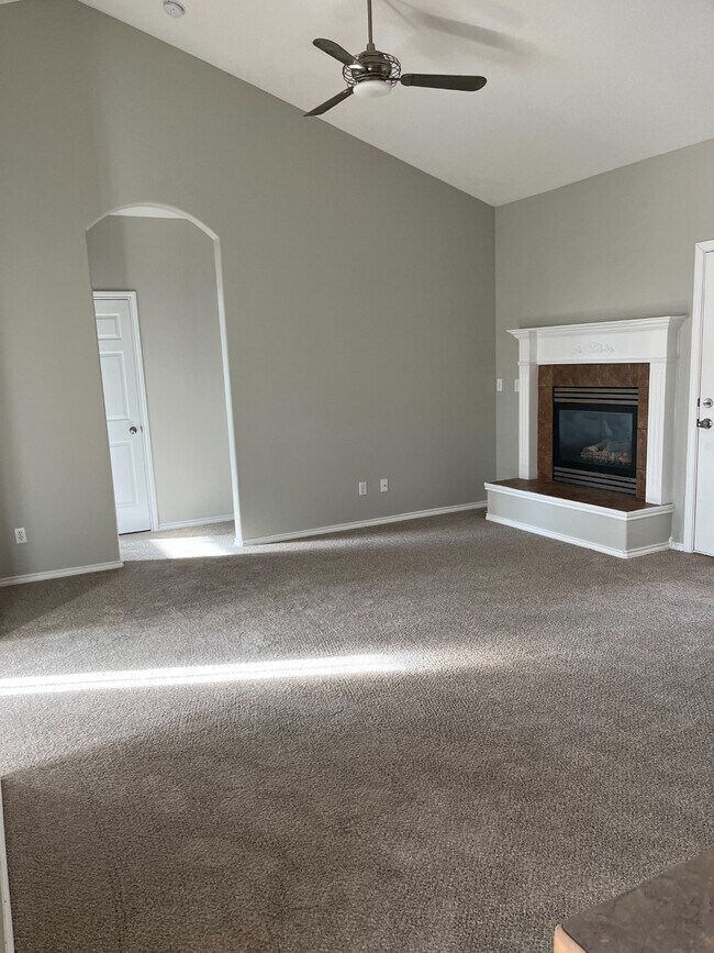 Foto del edificio - 2664 E Bridgecreek Dr