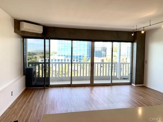 Building Photo - 999 N Doheny Dr