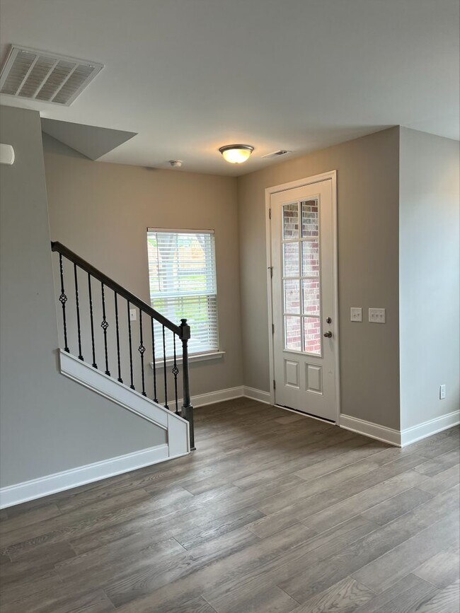 Foto del edificio - Beautiful Open Concept in a Convenient Loc...