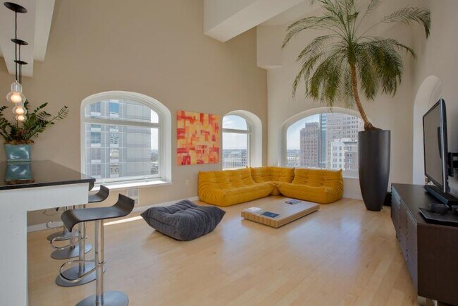 Building Photo - Upscale Twelfth-Floor Condo