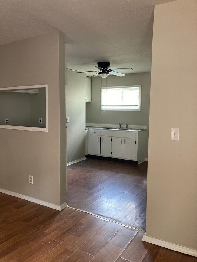 Building Photo - Price reduced! 3 bedroom house with detach...
