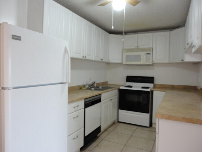 Foto del edificio - 713 Sunny Pine Way