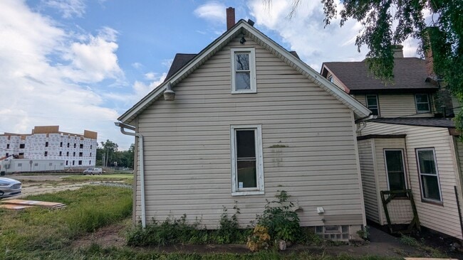 Building Photo - Charming 3-bedroom, 1.5-bathroom house loc...