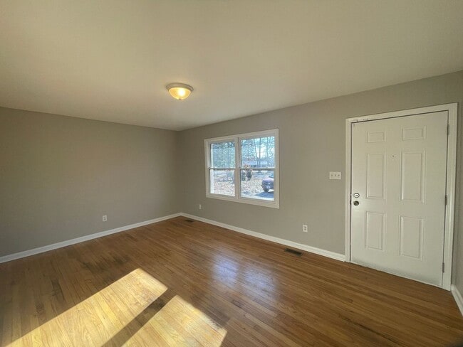 Foto del edificio - 3 bedroom 1 bath brick ranch home-Pet Friendly!  Large lawn! Freshly Painted!