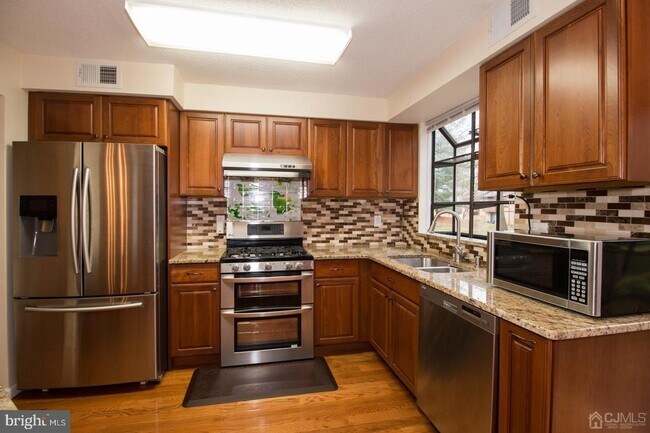 Building Photo - 80 Sayre Dr