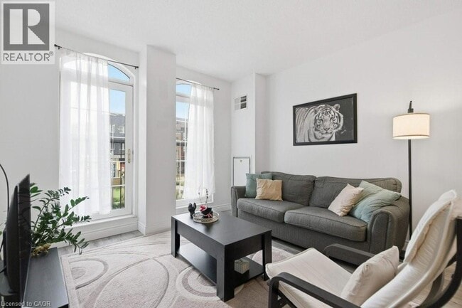 Building Photo - 135 James St S