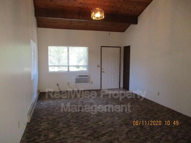 Building Photo - 400 NW Elm St