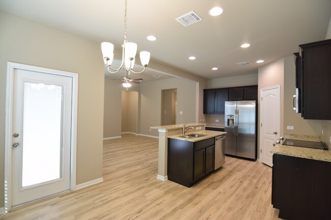 Foto del edificio - 1040 Lakeway Crossing Dr