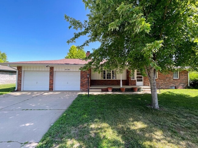 Building Photo - Comfortable 3 Bedroom 2 Bath House in Beautiful Neighborhood