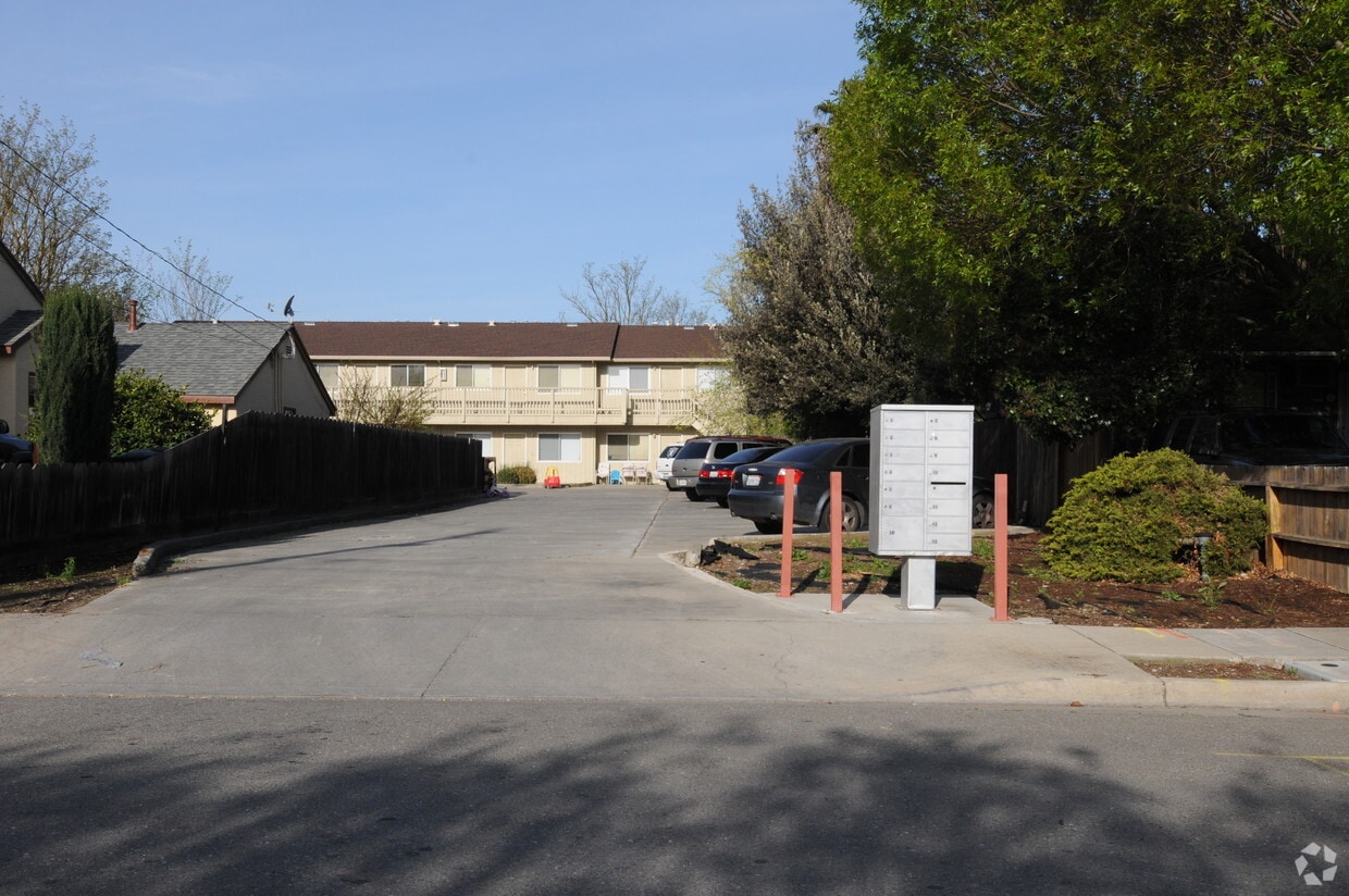Building Photo - 1645 Court Dr