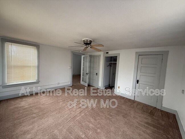 Foto del edificio - 1021 E Walnut St