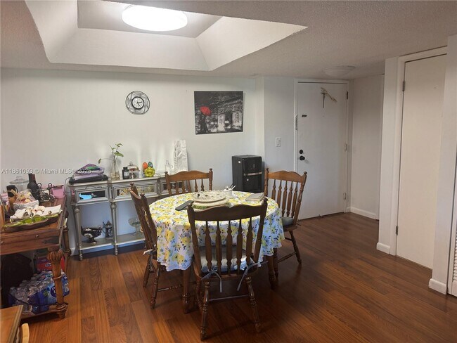 Building Photo - 3760 Inverrary Dr