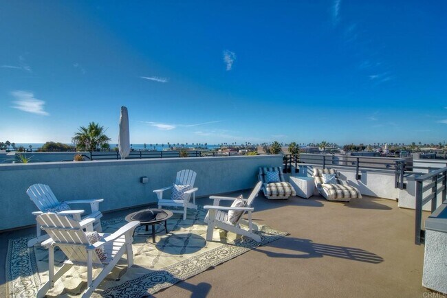Foto del edificio - Downtown Oceanside Condo with pool and roo...