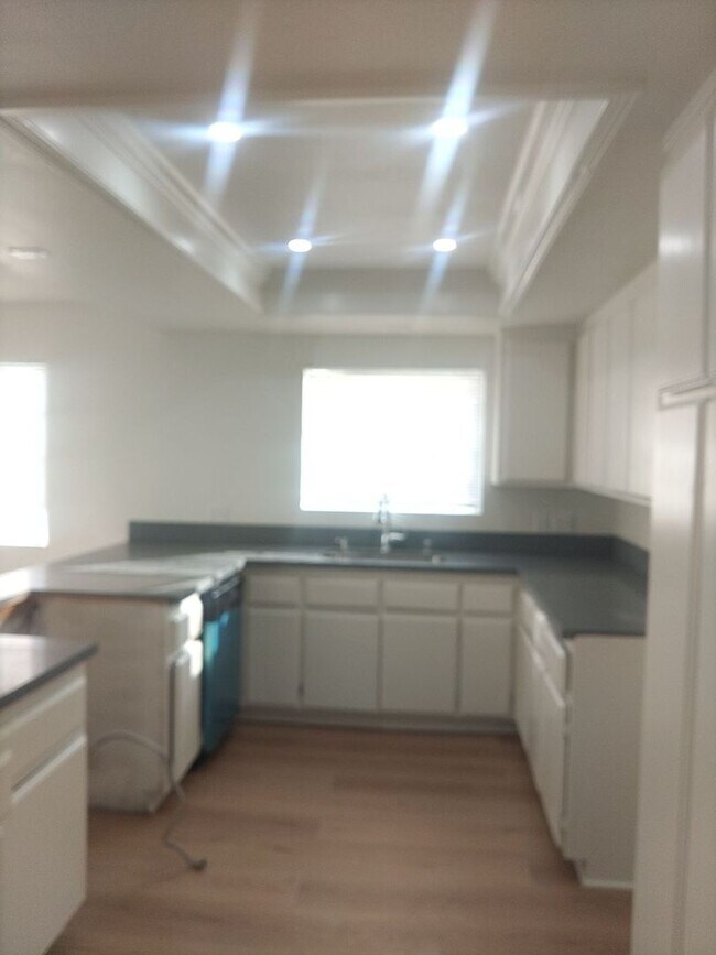 Foto del edificio - 15924-15924 Orchard Ave