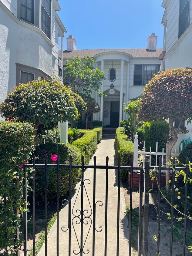 Foto principal - 5154 Marathon St