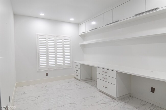 Building Photo - 1313 W Moorpoint Dr