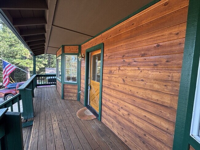Foto del edificio - Freshly remodeled home in Pleasant Valley with private yard for rent!