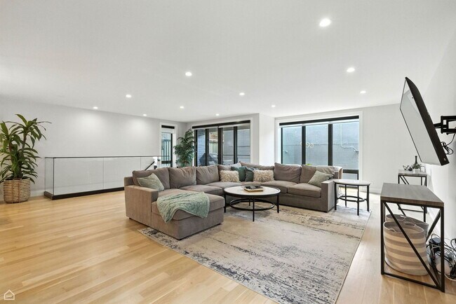 Foto del edificio - 1437 W Grand Ave