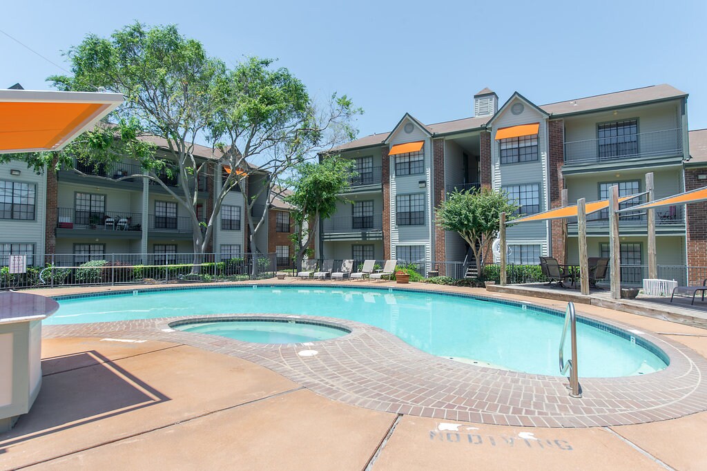 Crystal Falls Apartments at 10950 Westbrae Pky Houston, TX