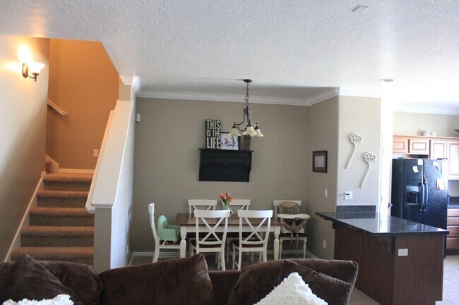 Foto del edificio - Spacious 3 Bedroom In Stansbury Park- Show...