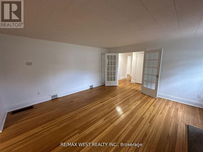 Photo du bâtiment - 8186 Islington Ave