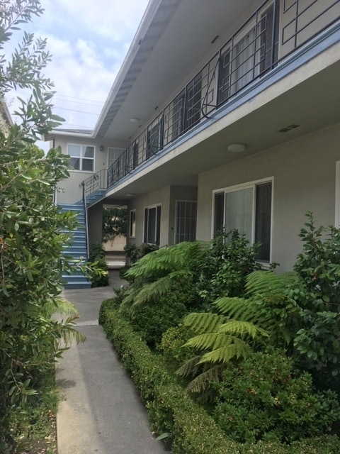 Building Photo - 320 S Doheny Dr