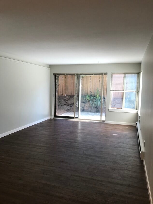 Living area with private patio - 1307 E John St