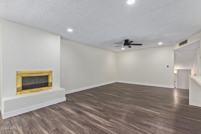 Building Photo - 4414 S Newberry Rd