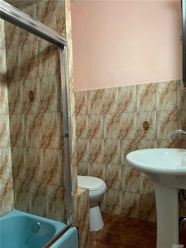 Foto del edificio - 93-10 74th Pl