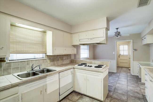 Foto del edificio - 5638 Yarwell Dr