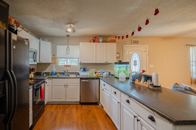 Building Photo - 801 Wildwood Dr