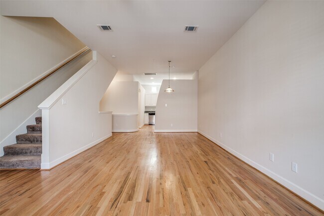 Foto del edificio - 2710 Hullsmith Dr