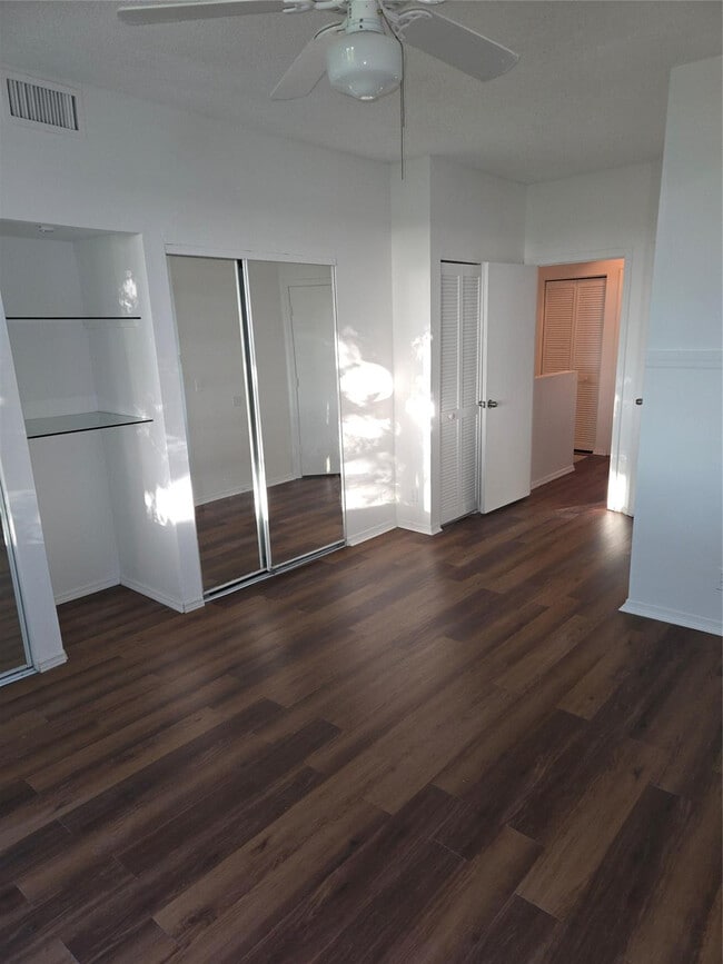 Building Photo - 7713 Sanibel Dr