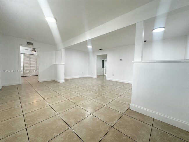 Foto del edificio - 2811 NW 88th St