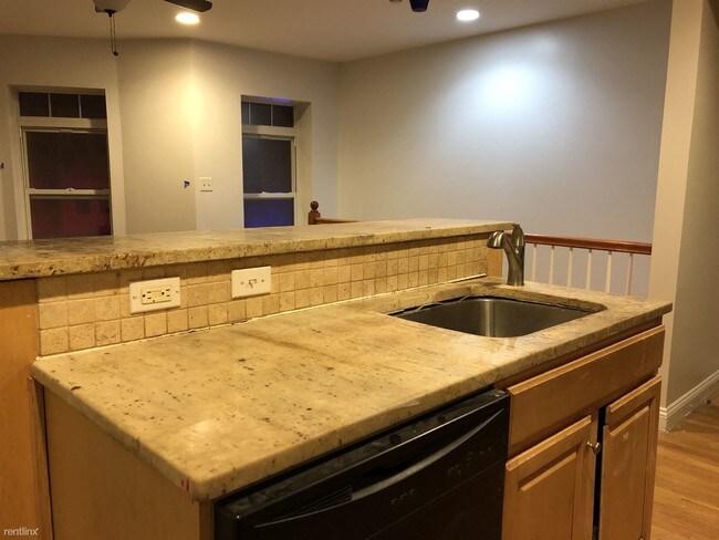 Building Photo - 4 br, 3 bath Apartment - 119 Homestead St