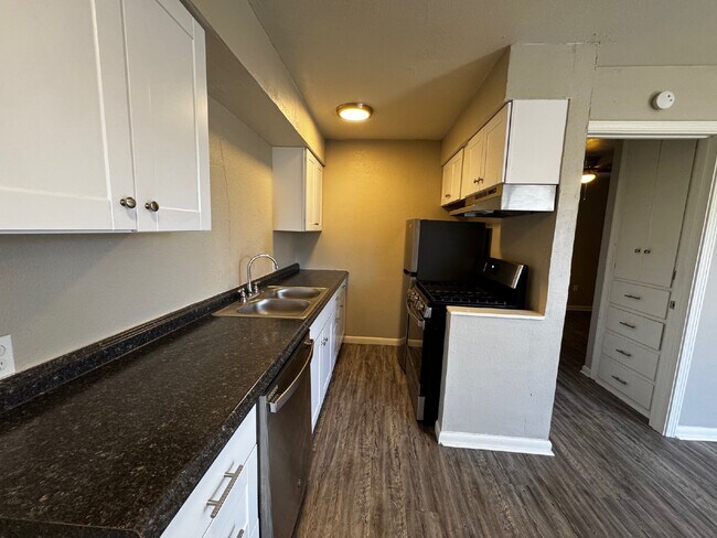 Foto del edificio - "Charming 1-Bed Retreat: Cozy 500 Sq Ft Haven in Edmond near UCO!"