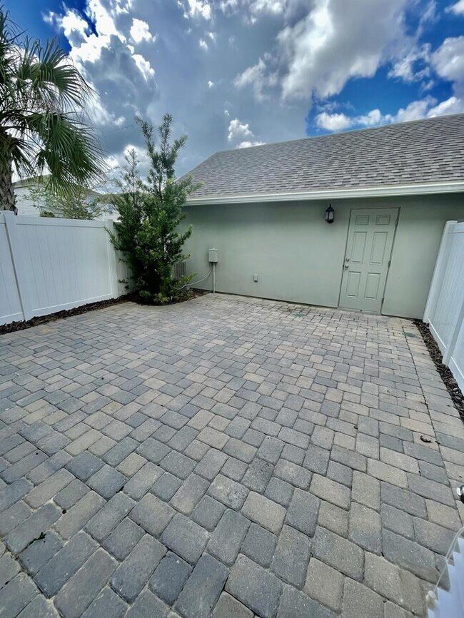 Foto del edificio - 15621 Honeybell Dr