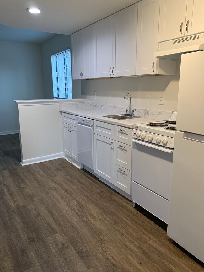 Foto del edificio - Recently Remodeled! Close to UNCW: 1 Bedroom, 1 Bath Condo Seahawk Square