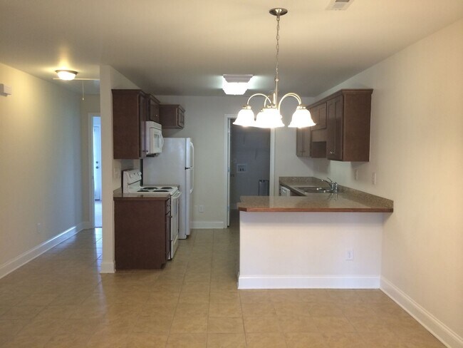 Building Photo - MOVE-IN READY!