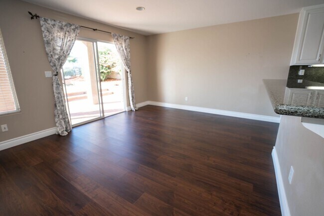 Building Photo - 5 Bedroom Home in Castaic!