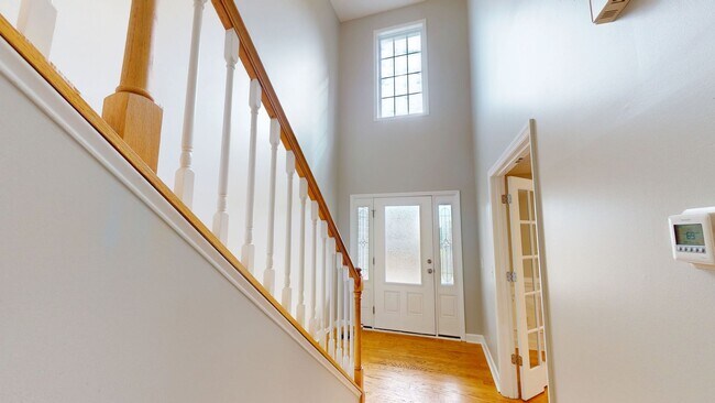 Building Photo - Open Floor Plan with Fenced Back Yard in L...