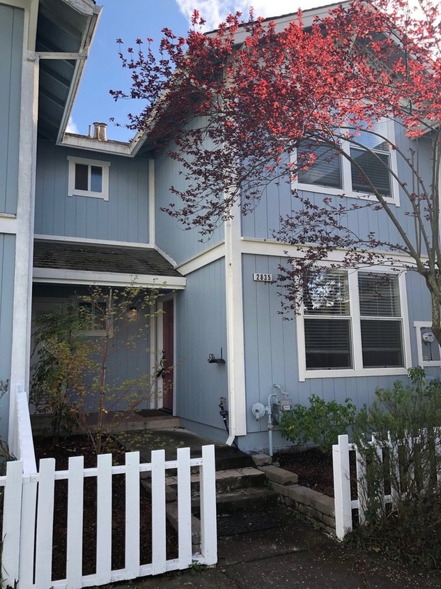 Primary Photo - 2835 Bowen St