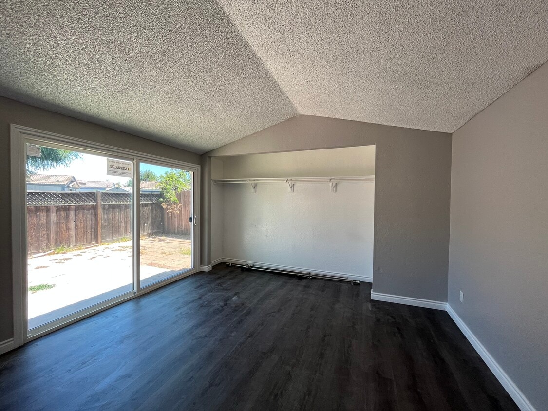 Building Photo - 1820 Club Dr