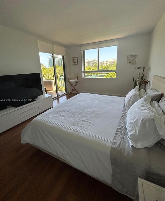 Foto del edificio - 161 Crandon Blvd