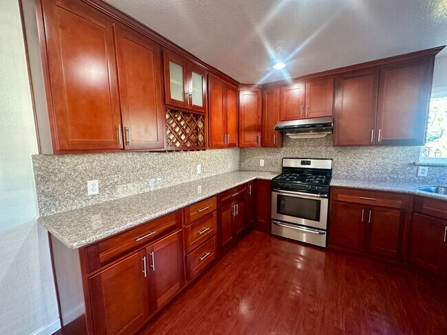 Foto del edificio - Available December 1st! 5 Bedroom 3 Bath U...