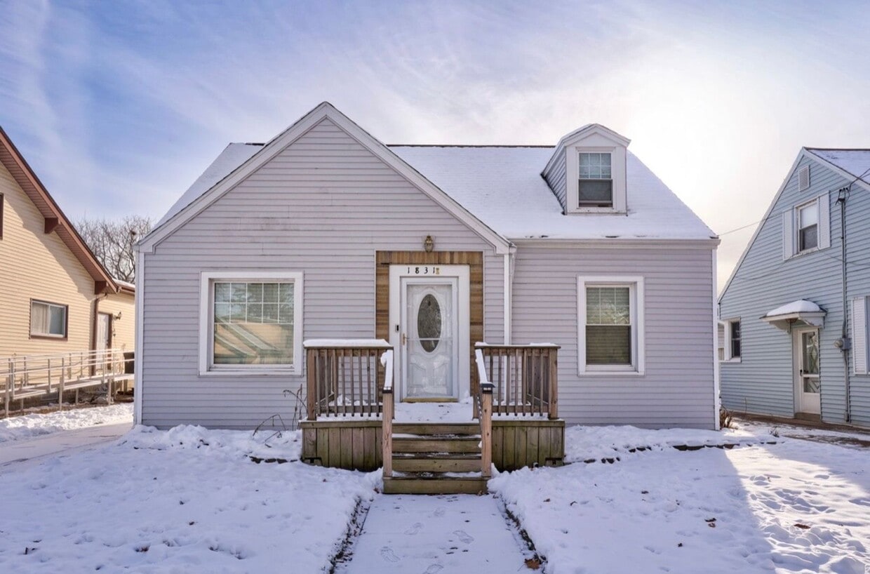 Foto principal - Designer-Inspired 3 Bedroom, 2 Bath Home With Finished Basement & In-Ground Pool