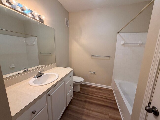Building Photo - 2/2 Oakleaf Townhome! Amenities! Garage Parking!