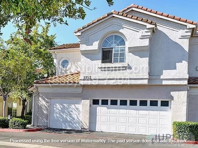 Building Photo - 4 BED/3.5 BATH Townhome with Dual Master S...