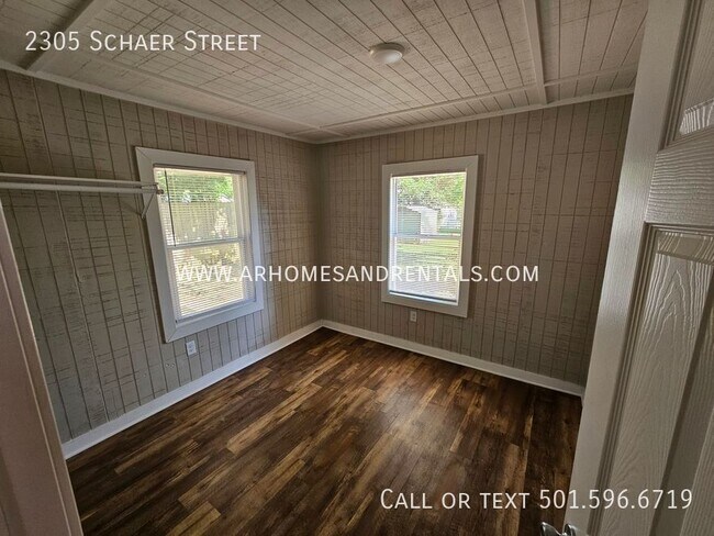 Building Photo - 2305 Schaer St